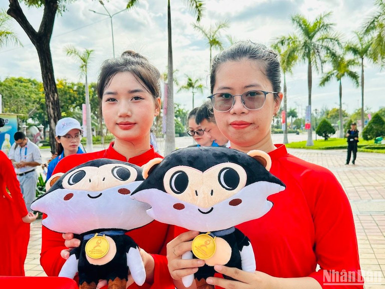 Các bạn trẻ Đà Nẵng với linh vật Đại hội là là voọc chà vá chân nâu. (Ảnh: ANH ĐÀO)