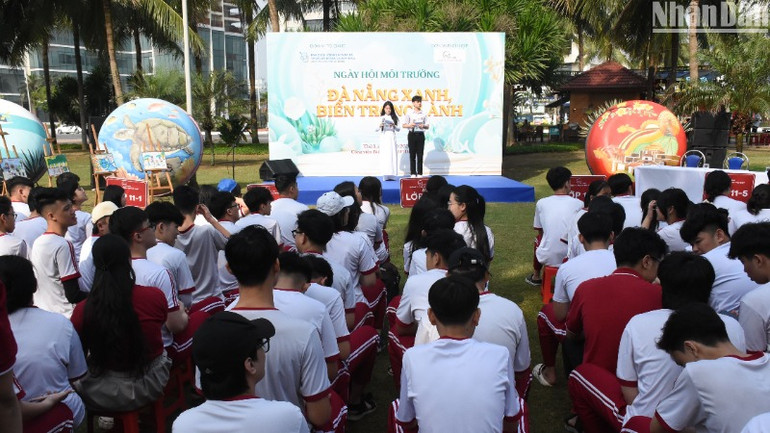 Đà Nẵng khai mạc chương trình Ngày hội môi trường biển với chủ đề “Đà Nẵng xanh-Biển trong lành”. (Ảnh: ANH ĐÀO)