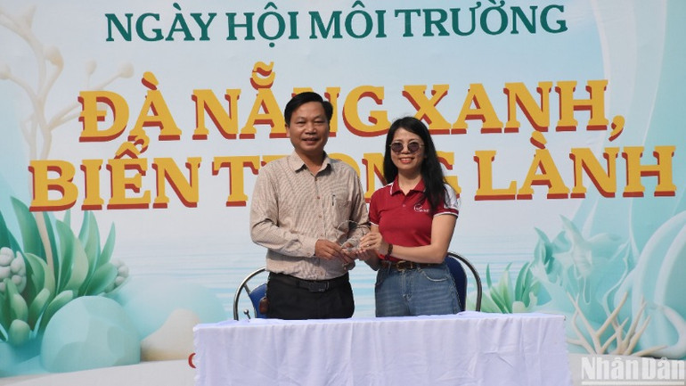 Đại diện Ban quản lý trao tặng kỷ niệm chương và Ký kết phối hợp triển khai Mô hình “Bạn cần biển, biển cần bạn” và các phong trào đảm bảo vệ sinh môi trường tại bãi biển du lịch Đà Nẵng với đại diện Hệ thống Giáo dục Việt Nhật. (Ảnh: ANH ĐÀO)