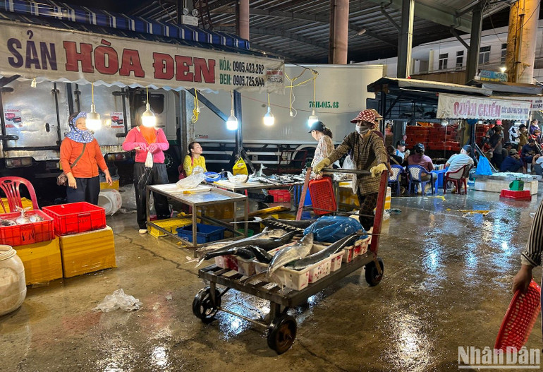 Đến khoảng 5 giờ sáng, Cảng cá Thọ Quang bắt đầu vãn khách, các tiểu thương nhanh chóng vận chuyển cá ra khỏi chợ và tiếp tục đưa về các chợ. (Ảnh ANH ĐÀO)