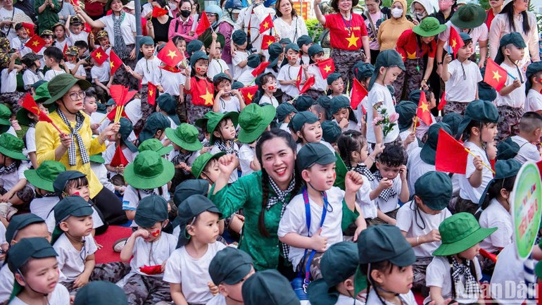 Cô trò Trường mầm non Ngọc Lan trong chương trình Em đi giữa cờ hoa. (Ảnh: ANH ĐÀO)