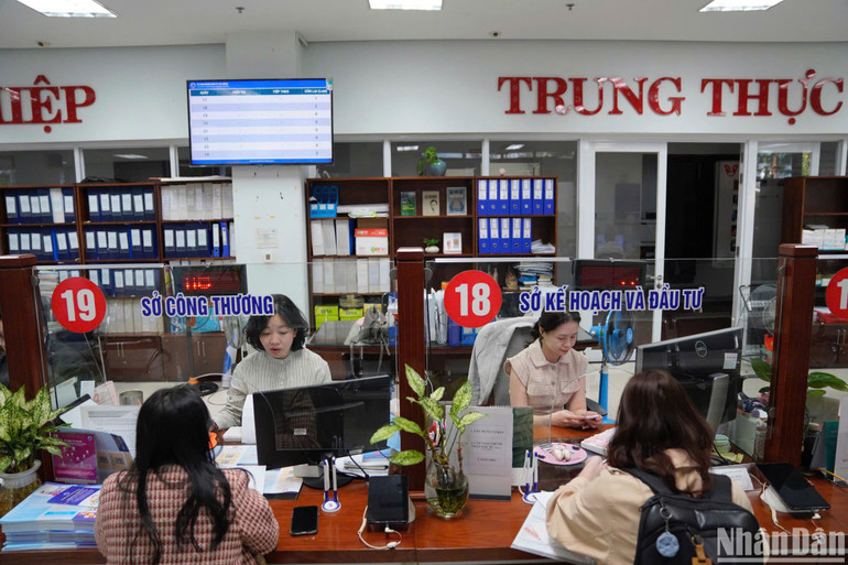 Đà Nẵng nêu cao hơn nữa vai trò, trách nhiệm của mỗi cán bộ, đảng viên trong thực thi công vụ. Trong ảnh: Bộ phận một cửa-trung tâm hành chính thành phố Đà Nẵng. (Ảnh: ANH ĐÀO)