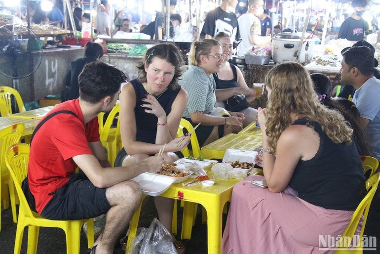 Khu vực ẩm thực hút khách tại chợ đêm Sơn Trà. (Ảnh ANH ĐÀO)