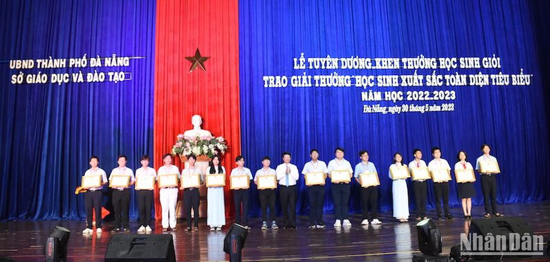 Các em học sinh xuất sắc đoạt giải các kỳ thi học sinh giỏi cấp quốc gia. (Ảnh: ANH ĐÀO)