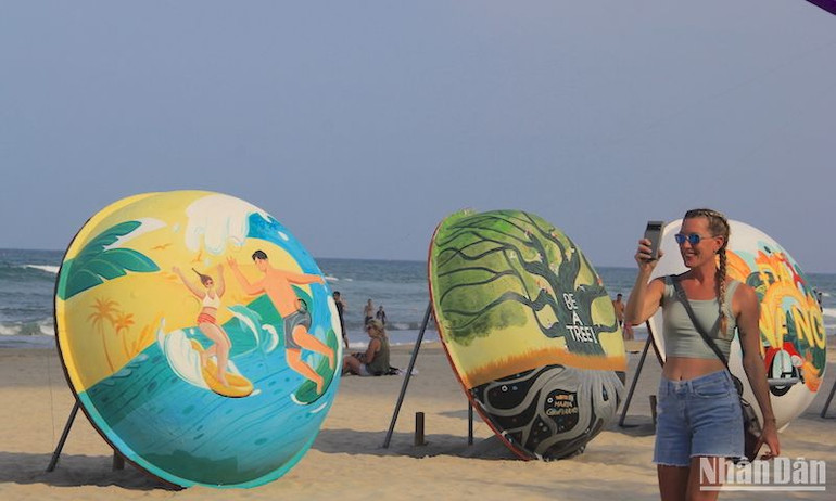 Du khách quốc tế trải nghiệm du lịch biển Đà Nẵng.
