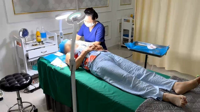 Nhân viên lao công phẫu thuật thẩm mỹ cho khách hàng tại thẩm mỹ viện này. (Ảnh: Công an cung cấp) Nhân viên lao công phẫu thuật thẩm mỹ cho khách hàng tại thẩm mỹ viện này. (Ảnh: Công an cung cấp)