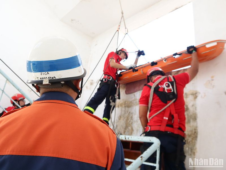 Các thành viên Đoàn công tác tham gia trao đổi kinh nghiệm thực tế cùng Tổ chữa cháy và cứu nạn cứu hộ đặc biệt của Công an thành phố Đà Nẵng. Ảnh: ANH ĐÀO.