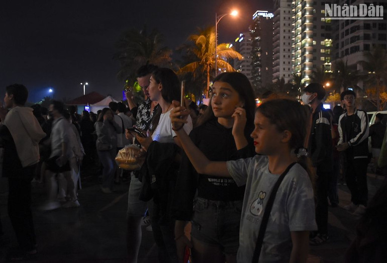 Du khách nước ngoài đón năm mới 2024 tại Đà Nẵng tối 31/12. Du khách nước ngoài đón năm mới 2024 tại Đà Nẵng tối 31/12.