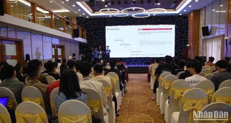 Các đội trong Top 10 dự án xuất sắc thuyết trình. (ẢNH ANH ĐÀO)