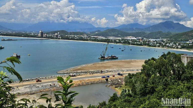 Một góc dự án Cảng Liên Chiều Đà Nẵng nhìn từ Hải Vân Quan. (Ảnh: ANH ĐÀO) Một góc dự án Cảng Liên Chiều Đà Nẵng nhìn từ Hải Vân Quan. (Ảnh: ANH ĐÀO)