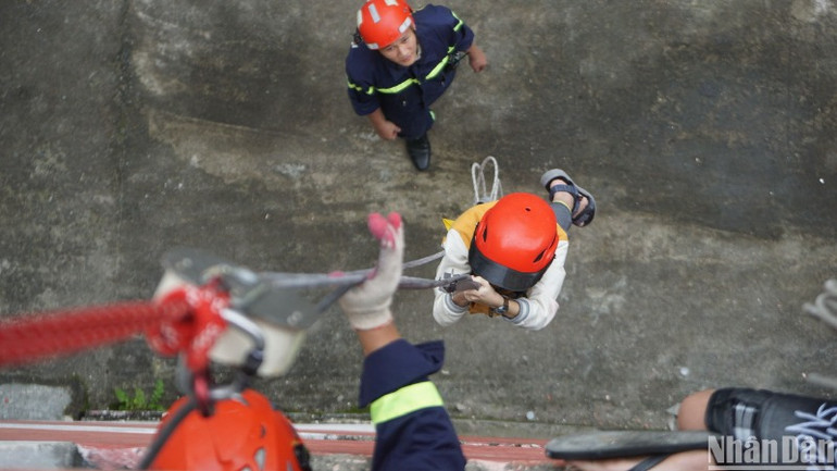 Học sinh Đà Nẵng trải nghiệm thoát hiểm bằng dây. (Ảnh: ANH ĐÀO) Học sinh Đà Nẵng trải nghiệm thoát hiểm bằng dây. (Ảnh: ANH ĐÀO)