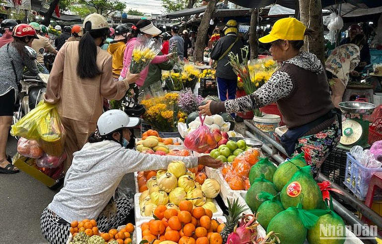 Các tiểu thương bán hàng trái cây tại chợ Đống Đa nhập phong phú các mặt hàng phục vụ Tết. (Ảnh: ANH ĐÀO)