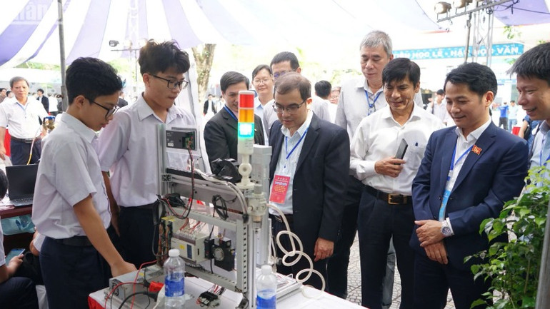 BKDN Techshow tạo môi trường thuận lợi cho các em chia sẻ các ý tưởng, kỹ năng, kinh nghiệm nghiên cứu, giúp sinh viên, học sinh củng cố và nâng cao kiến thức môn học.