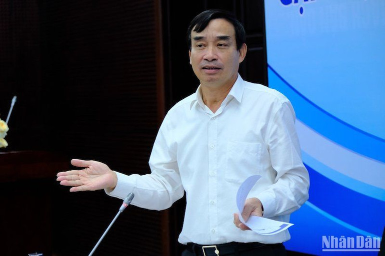 Chủ tịch Ủy ban nhân dân thành phố Đà Nẵng Lê Trung Chinh phát biểu tại buổi đối thoại. (Ảnh: ANH ĐÀO)