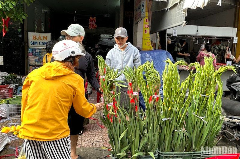 Hoa lay ơn có giá 50 nghìn đồng/bó được nhiều người dân chọn mua sáng 30 Tết. (Ảnh: ANH ĐÀO)