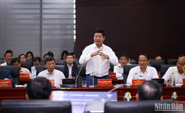 Phó Giáo sư, Tiến sĩ Trương Gia Bình, Chủ tịch Hội đồng quản trị Tập đoàn FPT phát biểu tại hội thảo.