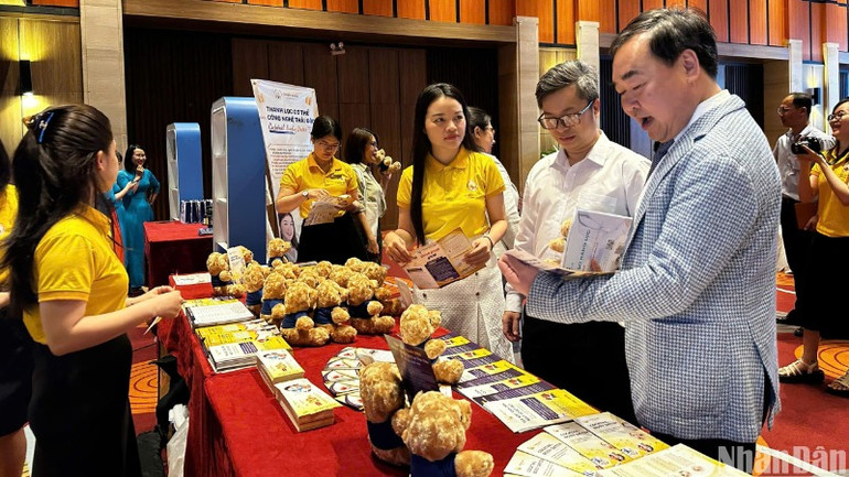 Nhiều sản phẩm du lịch y tế được giới thiệu bên lề hội thảo. (Ảnh: ANH ĐÀO)