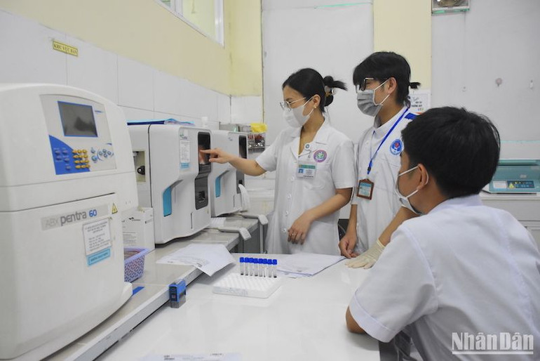 Trang thiết bị y tế tại phòng xét nghiệm, Trung tâm Y tế quận Liên Chiểu, thành phố Đà Nẵng. Ảnh: ANH ĐÀO. Trang thiết bị y tế tại phòng xét nghiệm, Trung tâm Y tế quận Liên Chiểu, thành phố Đà Nẵng. Ảnh: ANH ĐÀO.