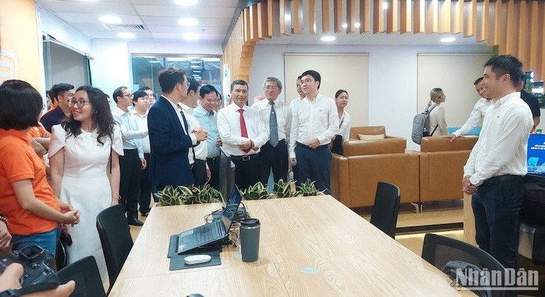 Các đại biểu tham quan không gian bên trong Trung tâm R&D tại thành phố Đà Nẵng. (Ảnh: ANH ĐÀO)