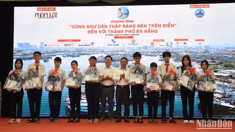 Ban tổ chức trao học bổng cho các con em ngư dân Đà Nẵng tại chương trình. (Ảnh: ANH ĐÀO)