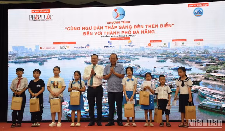 Những suất học bổng ý nghĩa của chương trình "Cùng ngư dân thắp sáng đèn trên biển" đồng hành cùng con em ngư dân vượt khó, học giỏi. (Ảnh: ANH ĐÀO)