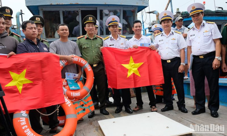 Những phần quà ý nghĩa đồng hành cùng ngư dân, vững lòng vươn khơi, bám biển. (Ảnh ANH ĐÀO)
