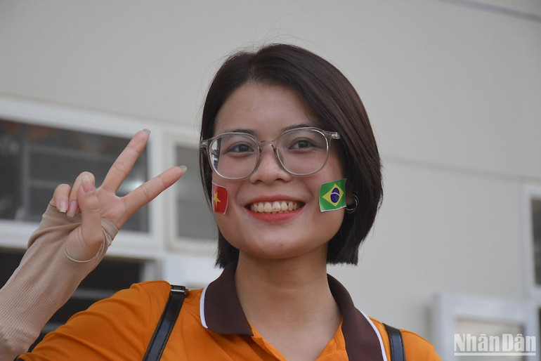 Cổ động viên trẻ với niềm vui dành cho cả hai đội bóng Brazil-Việt Nam. (Ảnh: ANH ĐÀO) Cổ động viên trẻ với niềm vui dành cho cả hai đội bóng Brazil-Việt Nam. (Ảnh: ANH ĐÀO)