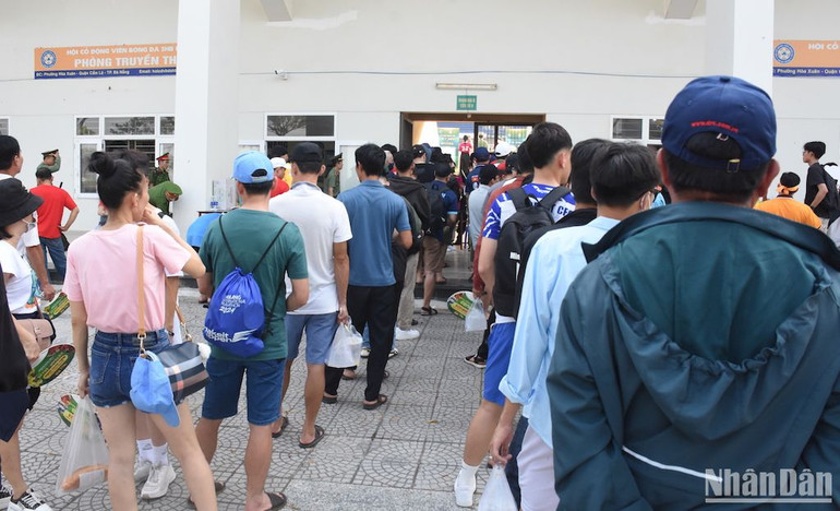 Mọi người xếp hàng trật tự để lần lượt vào sân. (Ảnh: ANH ĐÀO) Mọi người xếp hàng trật tự để lần lượt vào sân. (Ảnh: ANH ĐÀO)