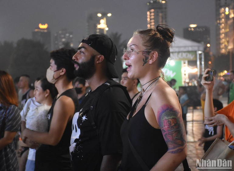 Nhiều khách du lịch nước ngoài theo dõi chương trình ca nhạc khai trương mùa du lịch biển Đà Nẵng 2024 tại Công viên Biển Đông. (Ảnh: ANH ĐÀO)