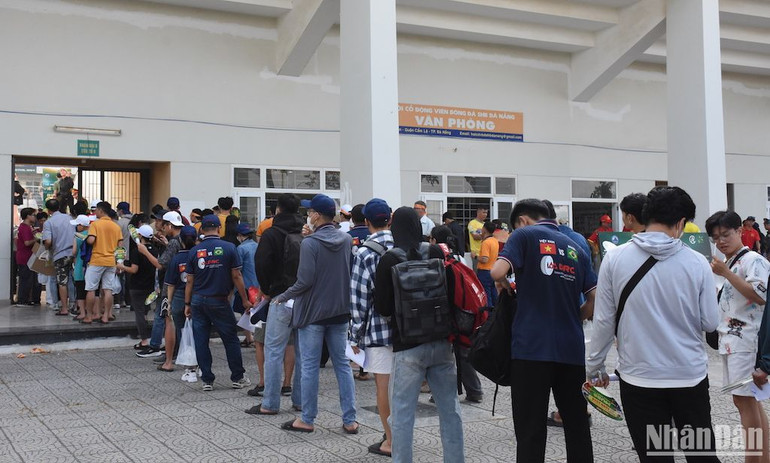 Hai cổng vào sân vận động Hoà Xuân, người hâm mộ bóng đá xếp hàng trật tự. (Ảnh: ANH ĐÀO) Hai cổng vào sân vận động Hoà Xuân, người hâm mộ bóng đá xếp hàng trật tự. (Ảnh: ANH ĐÀO)