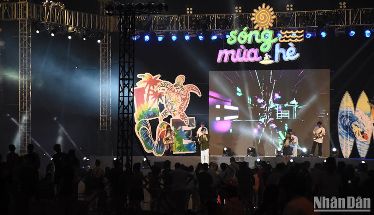 Chương trình khai mạc tối 27/4 tại Công viên Biển Đông. (Ảnh: ANH ĐÀO)