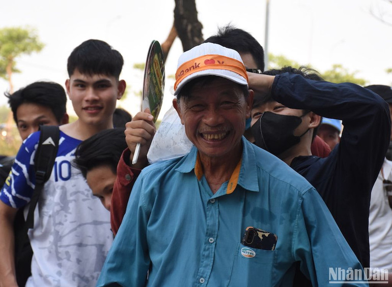 Nhiều cổ động viên lớn tuổi đến sân từ sớm và háo hức để xem bóng đá tối nay trên sân vận động Hoà Xuân. (Ảnh: ANH ĐÀO) Nhiều cổ động viên lớn tuổi đến sân từ sớm và háo hức để xem bóng đá tối nay trên sân vận động Hoà Xuân. (Ảnh: ANH ĐÀO)