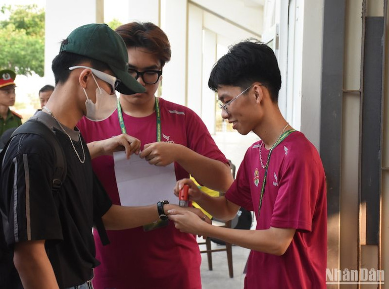 Vào cổng và được đóng dấu trên tay. (Ảnh: ANH ĐÀO) Vào cổng và được đóng dấu trên tay. (Ảnh: ANH ĐÀO)