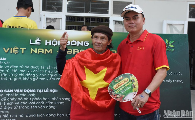 Và không quên ghi lại những hình ảnh đẹp cho mùa Lễ hội bóng đá đặc biệt này. (Ảnh: ANH ĐÀO) Và không quên ghi lại những hình ảnh đẹp cho mùa Lễ hội bóng đá đặc biệt này. (Ảnh: ANH ĐÀO)