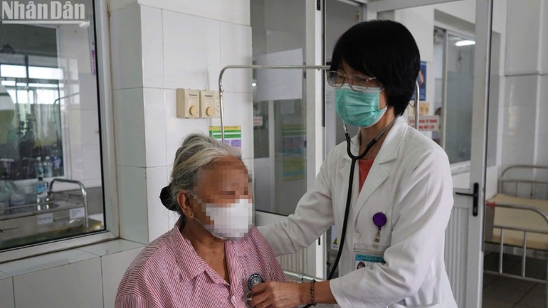 Sức khỏe bệnh nhân sau mổ nội soi hiện đã ổn định, giảm ho. (Ảnh: ANH ĐÀO)