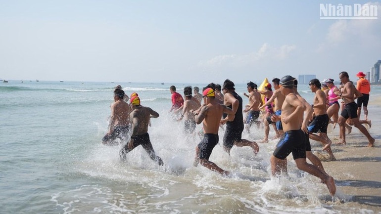 Các vận động viên tham gia Hội thi cứu hộ biển quốc tế Đà Nẵng năm 2025. (Ảnh: ANH ĐÀO)