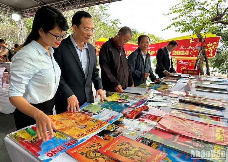 Hội Báo Xuân Giáp Thìn Đà Nẵng 2024 thu hút đông đảo bạn đọc đến tham quan, thưởng lãm. Ảnh: ANH ĐÀO