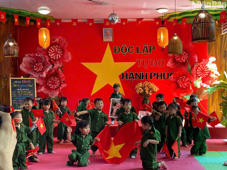 Mỗi một hoạt cảnh trong chương trình đều được các em học sinh từng khối lớp hào hứng tham gia. (Ảnh: ANH ĐÀO)