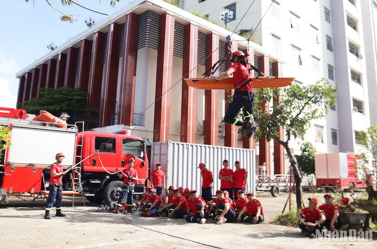 Cơ quan hợp tác quốc tế Nhật Bản giao lưu, trao đổi kinh nghiệm trong công tác chữa cháy, cứu hộ tại Đà Nẵng. Ảnh: ANH ĐÀO.