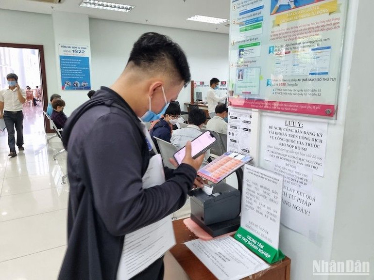 Người dân đăng ký làm thủ tục hành chính tại Bộ phận một cửa Trung tâm hành chính thành phố.