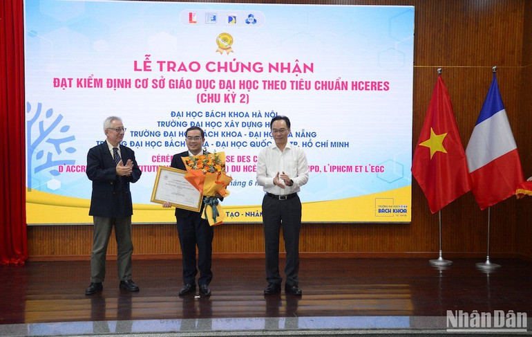PGS, TS Nguyễn Hữu Hiếu, Hiệu trưởng Trường đại học Bách Khoa - Đại học Đà Nẵng đón nhận Chứng nhận đạt kiểm định HCERES. (Ảnh: AĐ) PGS, TS Nguyễn Hữu Hiếu, Hiệu trưởng Trường đại học Bách Khoa - Đại học Đà Nẵng đón nhận Chứng nhận đạt kiểm định HCERES. (Ảnh: AĐ)