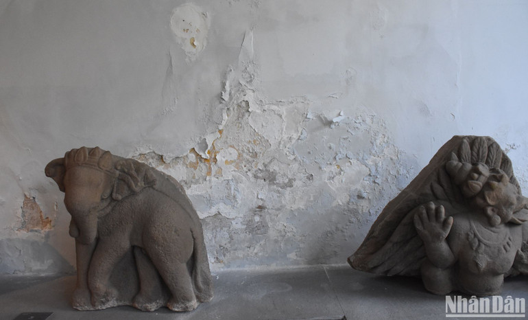 Hiện trạng xuống cấp tại một số khu vực trưng bày. (Ảnh ANH ĐÀO)