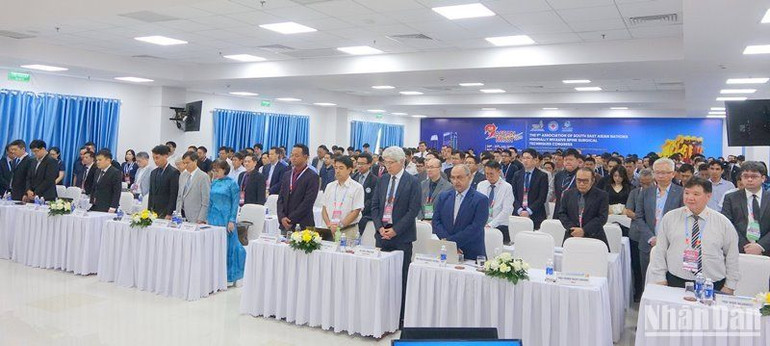 Các đại biểu trong nước, quốc tế tham dự hội nghị dành một phút mặc niệm tưởng nhớ Tổng Bí thư Nguyễn Phú Trọng. (Ảnh: ANH ĐÀO)