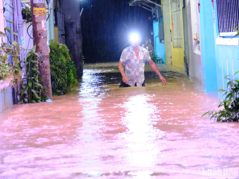 Nước lũ màu đỏ cuồn cuộn để về khu vực đường Mẹ Suốt, đêm 7/11. (Ảnh: ANH ĐÀO)