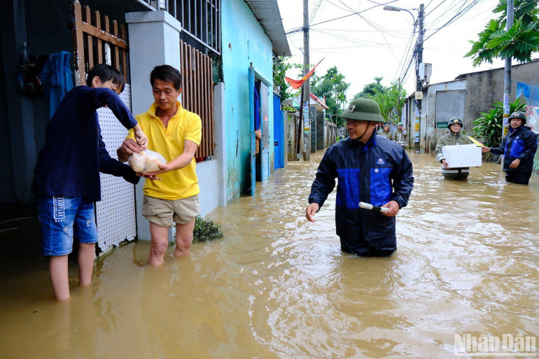 Công an phường Hòa Khánh Nam hỗ trợ cháo cho người dân. Công an phường Hòa Khánh Nam hỗ trợ cháo cho người dân.