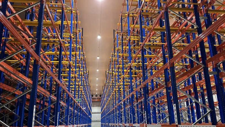 Hệ thống kệ double 7 tầng được đầu tư hiện đại tại Bee Distribution Center. (Ảnh: ANH ĐÀO)