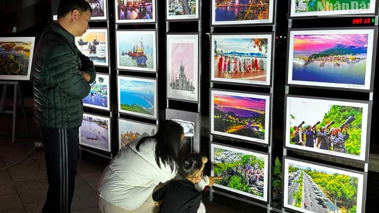 Người dân tham quan triển lãm mỹ thuật “Hành trình Phố Biển” tại Công viên APEC tối ngày 20/12. (Ảnh: ANH ĐÀO) Người dân tham quan triển lãm mỹ thuật “Hành trình Phố Biển” tại Công viên APEC tối ngày 20/12. (Ảnh: ANH ĐÀO)