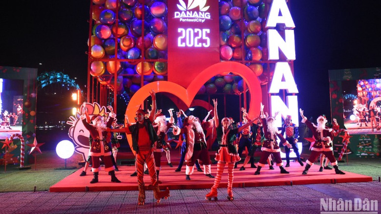 Nhiều hoạt động sôi nổi tại khai mạc Lễ hội Đón Giáng sinh – Chào năm mới Đà Nẵng 2025 (Da nang X'mas – New Year Festival 2025). (Ảnh: ANH ĐÀO) Nhiều hoạt động sôi nổi tại khai mạc Lễ hội Đón Giáng sinh – Chào năm mới Đà Nẵng 2025 (Da nang X'mas – New Year Festival 2025). (Ảnh: ANH ĐÀO)