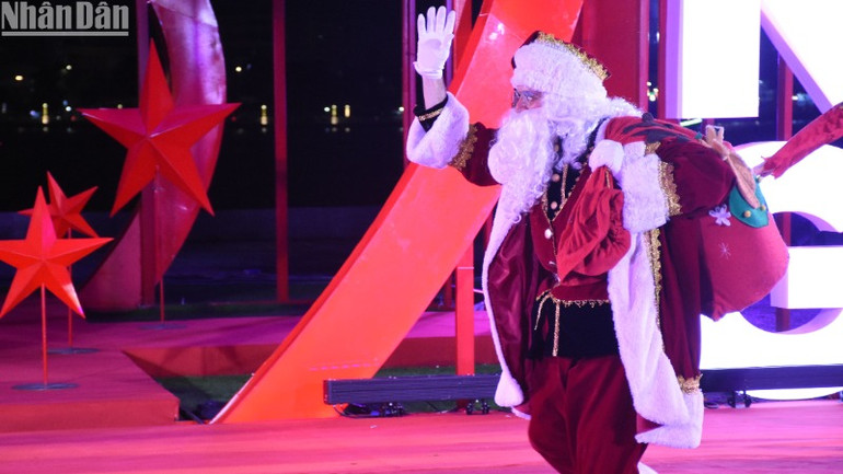 Rất nhiều món quà ý nghĩa sẽ được ông già Noel trao tới tay người dân, du khách khi tham gia Đêm Giáng sinh vào tối ngày 24/12. (Ảnh: ANH ĐÀO) Rất nhiều món quà ý nghĩa sẽ được ông già Noel trao tới tay người dân, du khách khi tham gia Đêm Giáng sinh vào tối ngày 24/12. (Ảnh: ANH ĐÀO)