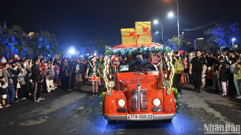 Phố đi bộ Bạch Đằng Đà Nẵng chật kín người tham gia xem diễu hành và phần trình diễn của các vũ công. (Ảnh: ANH ĐÀO) Phố đi bộ Bạch Đằng Đà Nẵng chật kín người tham gia xem diễu hành và phần trình diễn của các vũ công. (Ảnh: ANH ĐÀO)